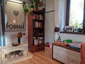 salon z kominkiem i zabawkami