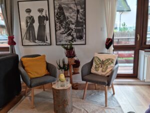 salon z dwoma krzesłami i balkonem