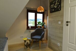 mały pokój z krzesłem, książka na pniu drzewa