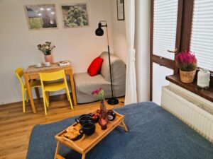 pokój z łóżkiem i balkonem