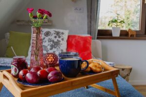 śniadanie na łóżku