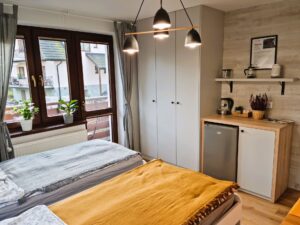 pokój z dwoma łóżkami balkonem