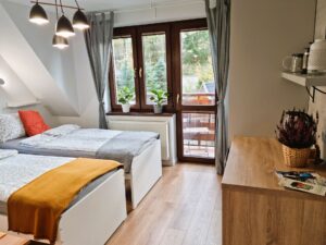 pokój z dwoma łóżkami pojedynczymi, balkonem