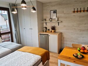 pokój z dwoma łóżkami pojedynczymi, balkonem