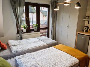 pokój z dwoma łóżkami pojedynczymi, balkonem