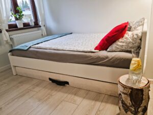 dwuosobowe łóżko i stolik nocny