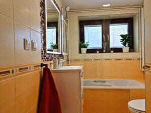 łazienka z wanną, pomarańczowe płytki