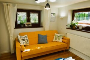 pokój z żółtą kanapą