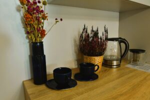 szaka z kwiatami i filiżankami oraz czajnikiem