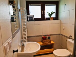 łazienka, na szafce ręczniki zwinięte w rulon