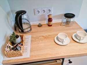 stolik z akcesoriami do przyrządzenia kawy lub herbaty