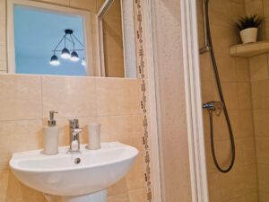 łazienka z prysznicem