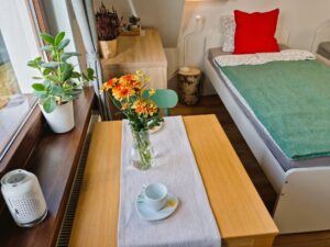 widok z góry na stolik z kwiatami, łóżko obok